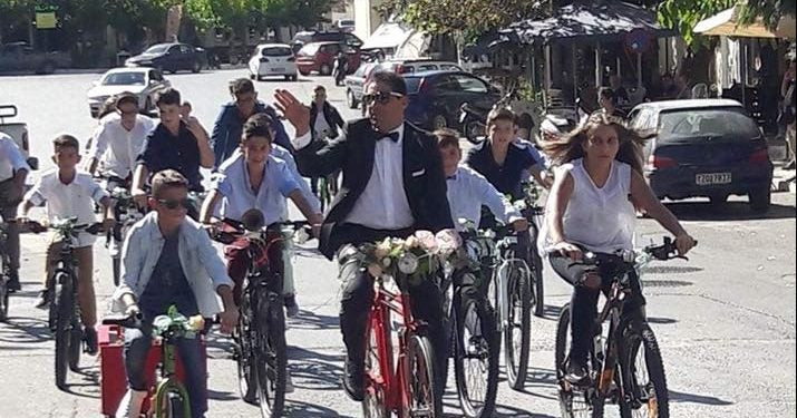 Γάμος… οικολογικός στην Κρήτη! Πήγαν στην εκκλησία με ποδήλατα (εικόνες)
